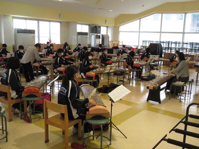 みんなで「さくら　さくら」を演奏中